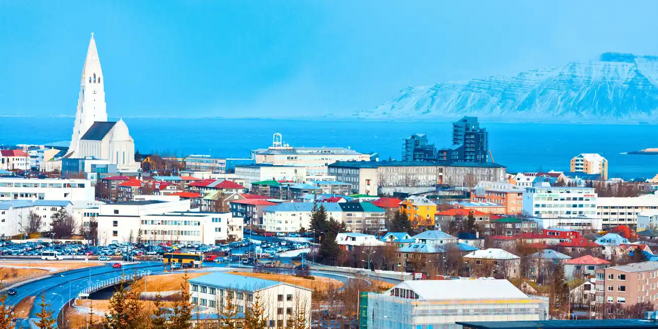 Descubra paisagens deslumbrantes, cultura vibrante e maravilhas geotermais. Passeios de ônibus turísticos para visitar Reykjavík, Islândia.