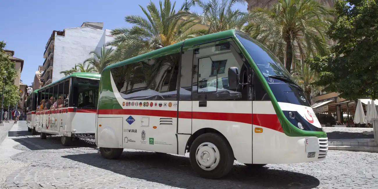Ponha sua aventura Granada nos trilhos! Bilhetes para um tour em ônibus Hop-on Hop-off em Granada, Espanha.